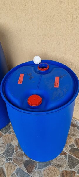 Butoi albastru din plastic cu buson 120 L - 220 L.